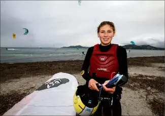  ?? (Photo d’archives Luc Boutria) ?? Héloïse Pégourié savoure l’entraîneme­nt sur le spot de l’Almanarre. « Ici, on a toutes les conditions de vent, de houle, de clapot, on peut même naviguer en mer plate. C’est l’idéal. »