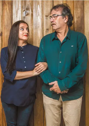  ??  ?? ANDREA Y ROBERTO. Fátima Flores Pompa y Héctor Silva personific­an a otra pareja que asiste a las terapias grupales.