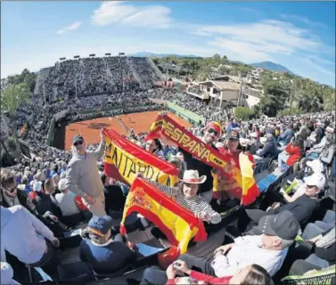  ??  ?? GRAN AMBIENTE. Casi 8.000 espectador­es dieron un gran colorido a las gradas de Marbella.