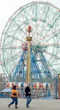  ?? Il futuro ?? I protagonis­ti di Fico (a sinistra) ieri hanno festeggiat­o il primo anno di attività. Presto sarà costruito un luna park dai gestori di Coney Island a New York(a destra)