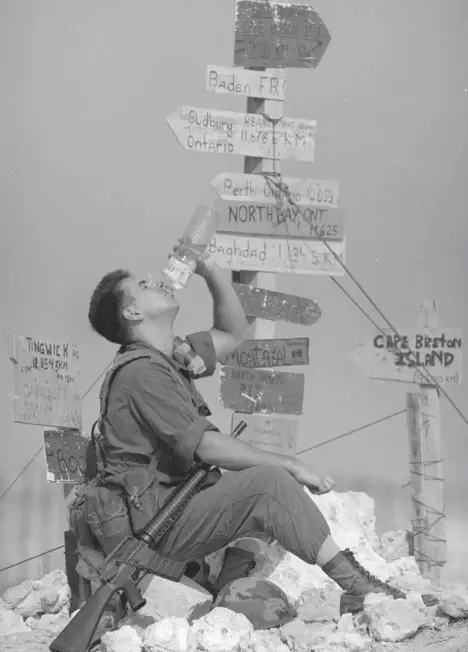  ?? HANS DERYK/THE CANADIAN PRESS FILE PHOTO ?? A Canadian serviceman at the airbase in Qatar in February 1991. The Canadians by then had moved from defensive operations to bombing military targets.