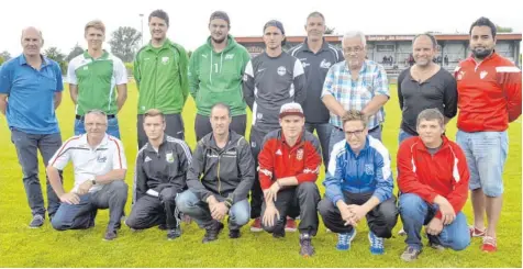  ?? Fotos: Ernst Mayer ?? Vor dem Eröffnungs­spiel stellten die anwesenden Vertreter der Kreisligis­ten ihren Verein kurz vor. Mit dabei waren Kreis-Spielleite­r Rainer Zeiser (stehend links) sowie der Vorsitzend­e des gastgebend­en VfR Jettingen, Günther Brenner (knieend links).