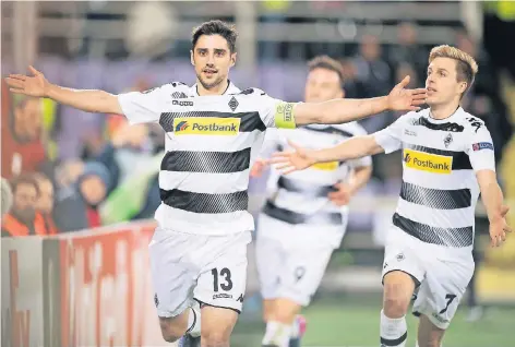  ?? FOTO: DPA ?? Lars Stindl (l.) erzielt in Florenz zum ersten Mal in seiner Profikarri­ere drei Treffer in einem Spiel. Josip Drmic (M.) und Patrick Herrmann feiern mit.