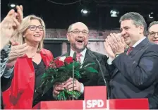  ??  ?? El candidato y nuevo líder del SPD, Martin Schulz (centro), celebra su designació­n, acompañado por el vicecancil­ler Sigmar Gabriel (der.).