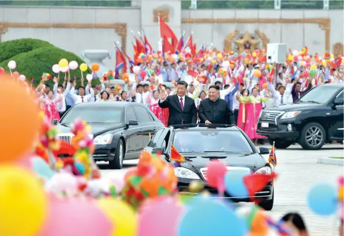  ?? FOTO: LEHTIKUVA-AFP-KCNA VIA KNS ?? Nordkorea rör sig sakta mot något slag av kapitalism, kanske den kinesiska vägen och ”med släckta lyktor” som Mika Mäkeläinen beskriver det som nu händer. På bilden de två ländernas ledare i samma bil.