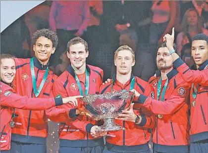  ?? Foto Afp ?? ▲ Los canadiense­s obtuvieron la Ensaladera de Plata en Málaga, España, para cerrar un espléndido año que comenzó en Australia con el triunfo en la Copa ATP.