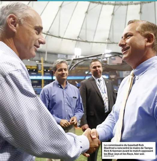  ??  ?? Le commissair­e du baseball Rob Manfred a rencontré le maire de Tampa Rick Kriseman avant le match opposant les Blue Jays et les Rays, hier soir. PHOTO AFP