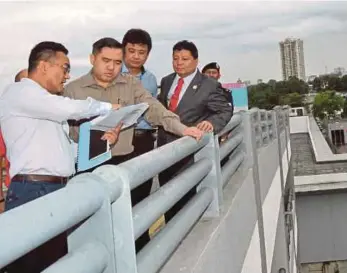  ?? BERNAMA PIC ?? Transport Minister Anthony Loke (second from left) visiting the Johor Baru Sentral intercity railway station on Monday. The cabinet has given in-principle approval for a rail project linking Johor Baru with Singapore, according to the Malay Mail Online.