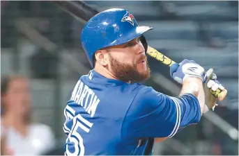  ?? - Associated Press: John Bazemore ?? Le receveur Russell Martin, des Blue Jays de Toronto, avait reçu un chaleureux accueil des partisans montréalai­s ce printemps pendant les matchs préparatoi­res face aux Reds de Cincinnati au Stade olympique.