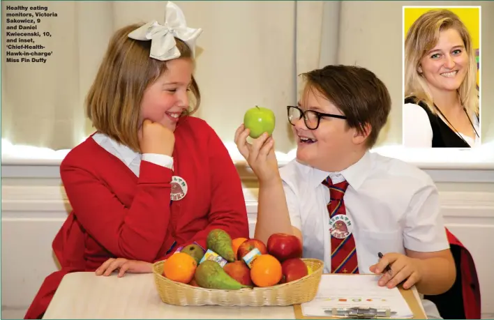  ??  ?? Healthy eating monitors, Victoria Sakowicz, 9 and Daniel Kwiecenski, 10, and inset, ‘Chief-HealthHawk-in-charge’ Miss Fin Duffy