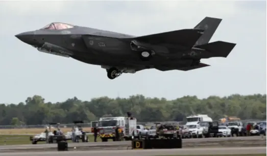  ??  ?? A U.S. F-35 fighter jet performs at an airshow in Houston, Texas, on October 19