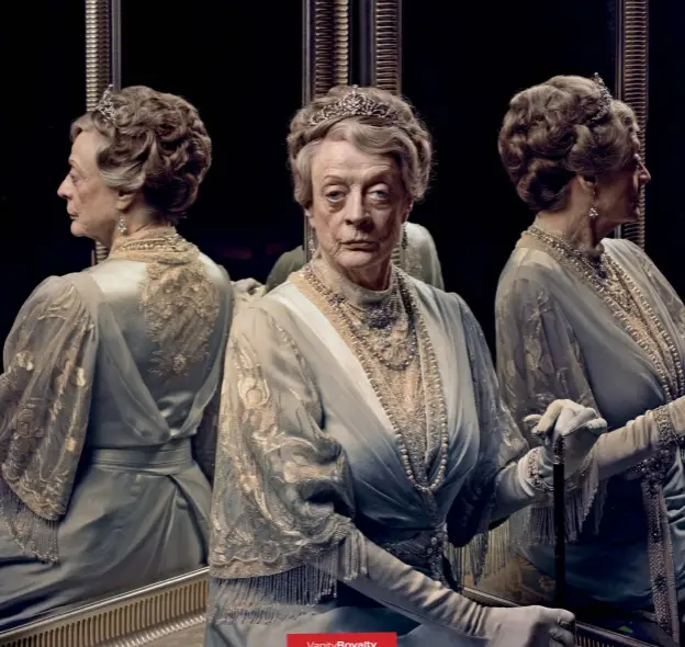  ??  ?? LADY DI FERRO Maggie Smith, 84 anni, nel ruolo di Violet Crawley, ed Elizabeth McGovern, 58, che interpreta Cora Crawley in Downton Abbey. Dopo la serie tv arriva il film di Michael Engler, nelle sale il 24 ottobre.