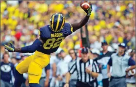 ?? AP PHOTO ?? Michigan wide receiver Amara Darboh makes a one-handed catch.