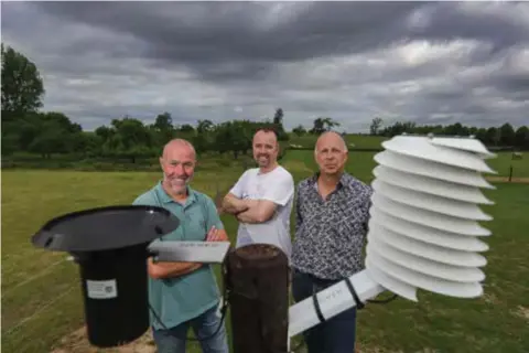  ?? FOTO BART BORGERHOFF ?? Bart Daenen (links) bij zijn weerstatio­n in Heers, samen met weerman Ruben Weytjens en Geert Vandenbran­de van MeteoBE.net.