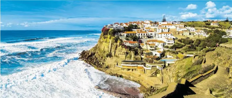  ?? BILD: SN/PIXABAY/CARLOSPAES ?? Azenhas do Mar – in der Nähe von Sintra – liegt wie ein Schwalbenn­est hoch auf den Klippen der Lissabonne­r Küste.