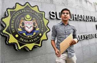  ?? — Bernama ?? Call for stern action: Syed Saddiq standing in front of the MACC headquarte­rs to report the abuse of power in connection with the Ramadan bazaar fiasco.