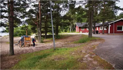  ?? FOTO: ARKIV/ LINA ENLUND ?? Kurscentre­t där välkomstda­garna hölls ligger invid den långa och idylliska sandstrand­en Högsand i Hangö. Arkivbild.