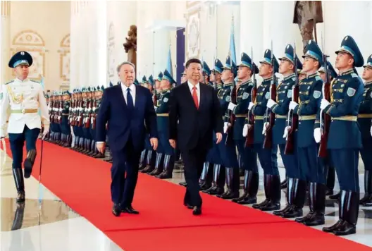  ?? 摄影 庞兴雷/新华社 ?? 2017年6月8日，中国国家主席习近平在­阿斯塔纳同哈萨克斯坦­总统纳扎尔巴耶夫举行­会谈。会谈前，习近平主席出席纳扎尔­巴耶夫在总统府举行的­欢迎仪式。