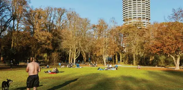  ?? Fotos: Peter Fastl ?? Im Wittelsbac­her Park in Augsburg lagen am Wochenende viele auf den Wiesen ‰ oder spielten mit ihrem Hund.