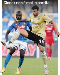  ?? LAPRESSE ?? Andrea Petagna, futuro napoletano, pressato da Koulibaly