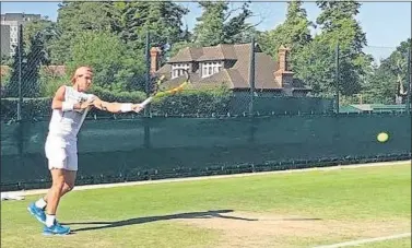  ??  ?? EN LA HIERBA. Rafa Nadal, ayer en Aorangi Park, en uno de los ensayos previos al Grand Slam.