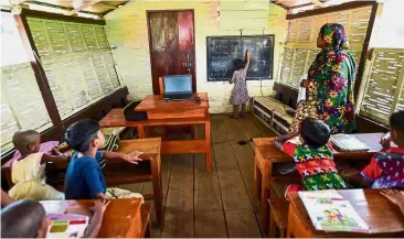  ?? — AFP ?? Hope floats: Students attending a ‘floating school’ operated by the SSS charity in Chalan Beel.