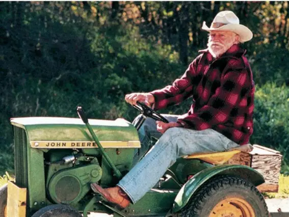  ??  ?? Richard Farnsworth was drawn to the role out of admiration for his character, Alvin Straight