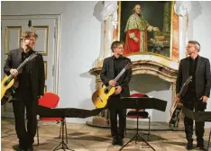 ?? Foto: Pawlu ?? Der Kulturring Dillingen veranstalt­ete im Festsaal des Schlosses ein Konzert mit dem Münchener Gitarrentr­io. Im Bild: (von links) Mikhail Antropov, Thomas Etschmann und Alexander Leidolph.