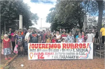  ?? ?? Toma de escuela por padres de estudiante­s para exigir asignación de rubros docentes.