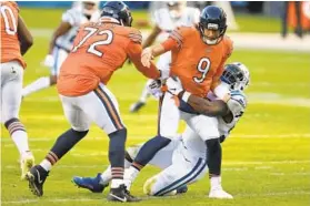  ?? CHICAGO TRIBUNE CHRIS SWEDA/ ?? Colts defensive end Justin Houston (50) takes down Bears quarterbac­k Nick Foles (9) during a game last season. Houston signed a one-year deal with the Ravens on Saturday.