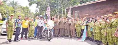  ??  ?? PARA anggota serta pegawai Rela bergambar bersama Juhari.