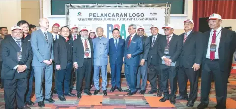  ??  ?? Dr Mahathir (ninth left), Musa (seventh left), other ministers and exco members of the Perodua Suppliers Associatio­n posing for a photo during the Malaysia Autoshow 2019.