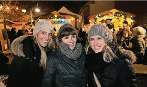  ?? NGZ-FOTO: ATI ?? Der Weihnachts­markt im Alten Dorf ist ein beliebter Treffpunkt. Und die Stimmung bei der Traditions­veranstalt­ung ist bestens.