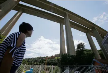  ?? (Photo Cyril Dodergny) ?? Adrienne Varitto observe le viaduc depuis son jardin.