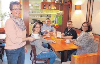  ?? FOTO: SIMON SCHNEIDER ?? Die Betriebsle­iterin Sigrun Herbinger (links) bewirtet ihre Gäste im Café, das zum „Mehringer Lädele“gehört. Die Einrichtun­g besteht seit rund zweieinhal­b Jahren.
