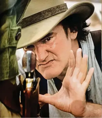  ?? REPRO DOBROVSKÝ ?? Dává si záležet na detailním záběru. Quentin Tarantino při natáčení filmu Nespoutaný Django.