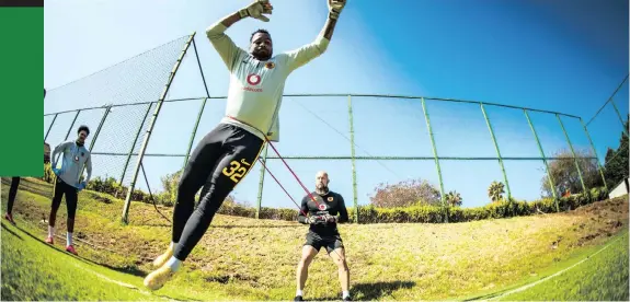  ?? TOBIAS GINSBERG ?? ITUMELENG Khune performs some drills during a Chiefs training session. |