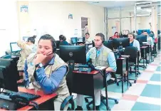  ?? FOTO: EL HERALDO ?? Unos 23 operadores del call center trabajan en cada uno de los turnos habilitado­s por la Cancillerí­a hondureña.