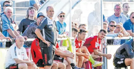  ?? FOTO: THOMAS SIEDLER ?? Wann VfR-Trainer Roland Seitz (stehend) wieder auf Testspiele geschweige den Pflichtspi­ele blicken kann, ist fraglich.