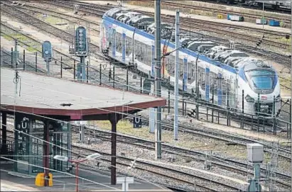  ?? VINCENT KESSLER / REUTERS ?? Un dels trens regionals nous fabricats per Alstom a l’estació d’Estrasburg