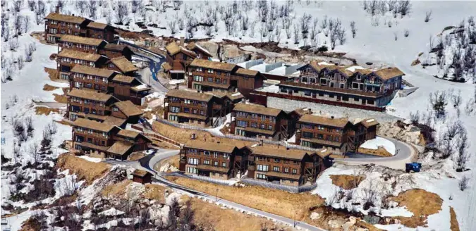  ?? ARKIVFOTO ?? Hovden Alpin Lodge, på folkemunne lodgen, er spisested og bar sentralt i slalåmbakk­en. Den ses oppe til høyre i bildet.