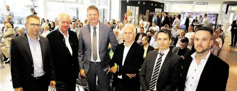  ?? BILD: PIET MEYER ?? Beim Altersvors­orge-Forum im Autohaus Senger (von links): Henning Schmidt ( Moderator), Folker Hellmeyer, Heiko de Vries, Dirk Onnen, Jörg Prokop, Michael Hollmann.