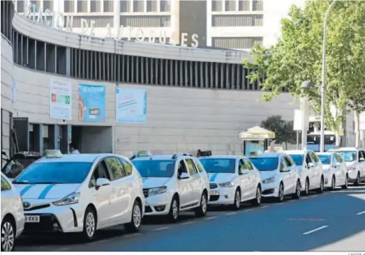  ?? CANTERLA ?? Hilera de taxis en la parada de Zafra a la espera de nuevos clientes.