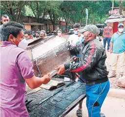  ?? FOTO: ESTALIN IRÍAS ?? Familiares lloraron en las afueras de la morgue del Ministerio Público mientras aguardaban a que les entregaran los cuerpos de sus deudos.