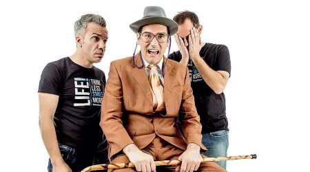  ??  ?? In scena Marco, Pippo e Gaetano, i tre attori che saliranno sul palco del Teatro Corso il 31 dicembre