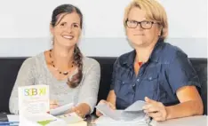  ?? Foto: Andreas Lode ?? Angela Jerabeck aus Erlingen (links) und Angelika Brunner aus Gablingen wollen ein Betreuungs­angebot für schwerstkr­anke Kinder organisier­en. Dabei müssen sie sich durch zahlreiche Paragrafen und Akten kämpfen.