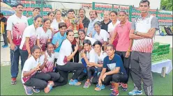  ?? LH ?? SSB eomen’s pose after winning the Lucknow Hockey League2017 on Friday.