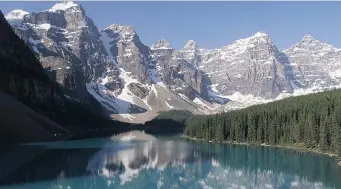  ?? LARRY MACDOUGAL/ POSTMEDIA NEWS ?? A serene view greets visitors to Moraine Lake in Banff National Park in Alberta.
