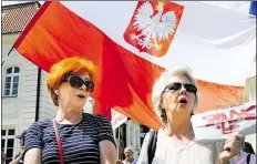  ?? AP-BILD: KEPLICZ ?? Erfolgreic­her Protest: Zwei Frauen feiern vor dem Präsidente­npalast in Warschau das Veto von Andrzej Duda.