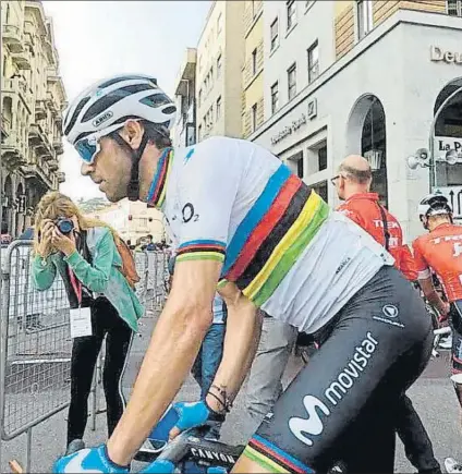  ?? FOTO: MOVISTAR ?? Valverde, fotografia­do antes de la salida. El murciano no se metió en la lucha en los dos kilómetros finales